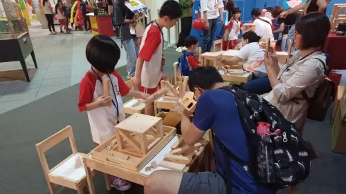 ▲ 「114年幼兒園防災親子共學活動」活動規劃六大防災主題關卡，吸引過百位親子一同參與。（圖／高市府教育局提供）