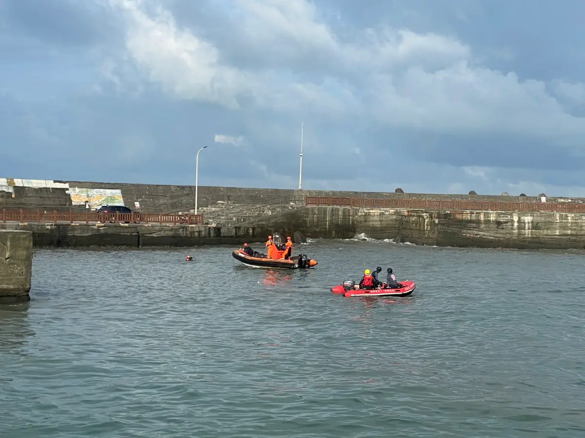 ▲屏東枋寮漁港昨15日發生7學生戲水意外，一名失聯高中生今晨被尋獲時，不幸已溺斃。（圖／屏東縣消防局提供）