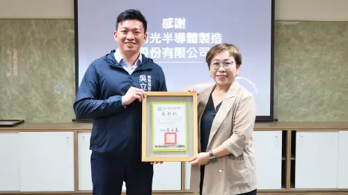 ▲高市府教育局長吳立森（左）頒發感謝狀給日月光副總經理李叔霞（右），感謝日月光協助提供高中學生半導體探索與培育機會。（圖／高市府教育局提供）