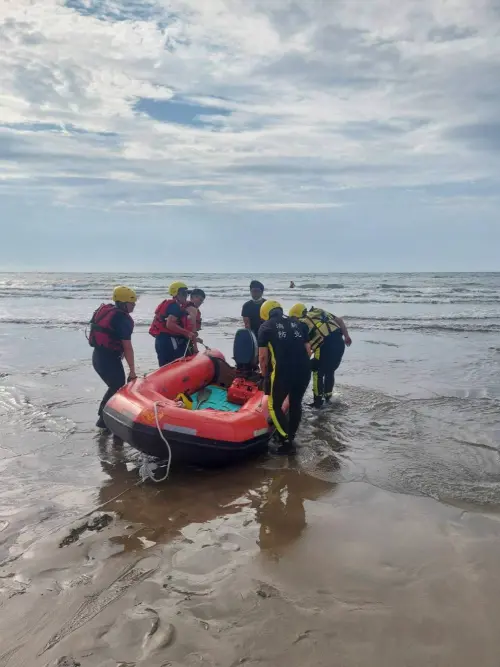 法國男子與19歲台籍女友,跑到淡水危險海域的沙崙海水浴場玩水,不慎遭海浪捲走,海巡找到男子時已無呼吸脈搏,緊急送醫搶救。(圖/警方提供) ▲法國男子與19歲台籍女友,跑到淡水危險海域的沙崙海水浴場玩水,不慎遭海浪捲走,海巡找到男子時已無呼吸脈搏,緊急送醫搶救。(圖/警方提供)
