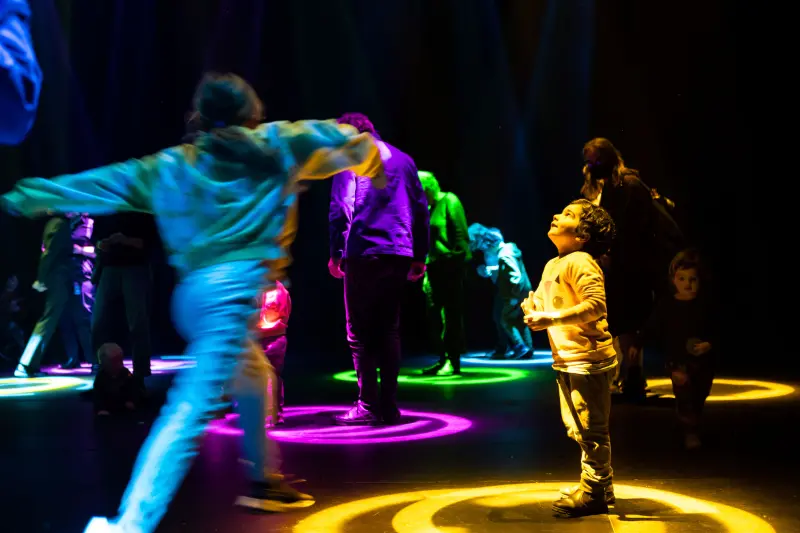 ▲2025夏日放／FUN時光—澳洲派奇劇團《光之星球》_演出結合創新的燈光設計、音樂編排、互動遊戲與沉浸體驗，透過科學與藝術的交織，全齡觀眾的好奇心、創造力、想像力都將在此無限迸發。（圖／業者提供）