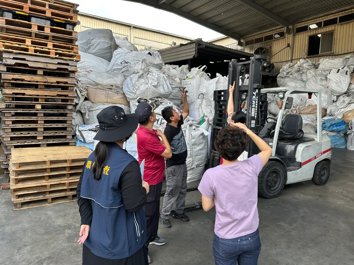 ▲臺南市環保局聯合消防局自113年8月清查與輔導轄內列管之215家具產生火災風險之再利用機構，嚴防消防公安意外。(圖／南市府提供)