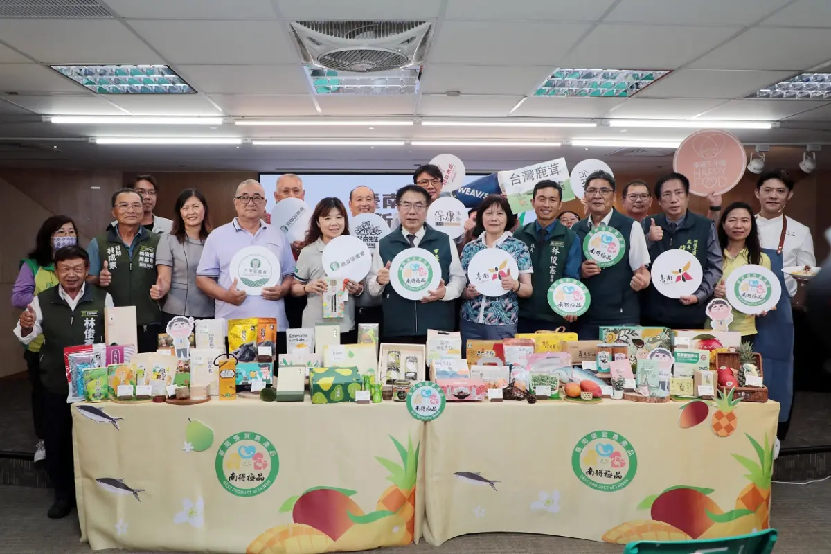 ▲台南市長黃偉哲今天領軍七家優質在地業者與兩家農會組成「台南館」，共同推薦南得極品進軍台北食品展。（圖／南市府提供）
