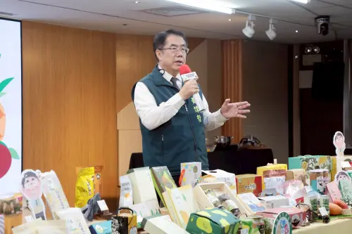 ▲黃偉哲化身行銷高手,帶著南得極品廠商進軍台北食品展。(圖/南市府提供) ▲黃偉哲化身行銷高手,帶著南得極品廠商進軍台北食品展。(圖/南市府提供)