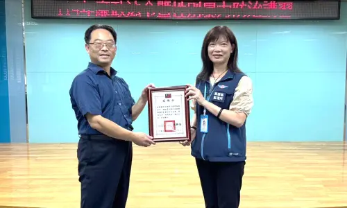 ▲高雄區監理所副所長何梅錦(右)致送紀念品給高雄地方檢察署主任檢察官魏豪勇(左)，以感謝魏豪勇到所作專題演講。(圖／高雄區監理所提供)