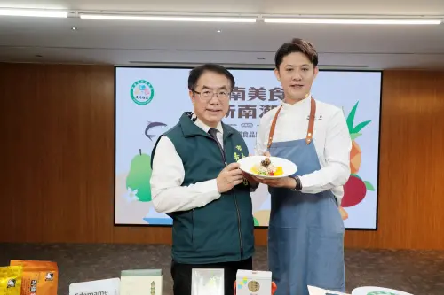 ▲型男主廚張克勤特別以這次參展廠商的商品,設計推出一道專屬「南得極品」料理----繽紛鮮菓柚子毛豆魚冷麵,並與黃偉哲聯手現場烹調。(圖/南市府提供) ▲型男主廚張克勤特別以這次參展廠商的商品,設計推出一道專屬「南得極品」料理----繽紛鮮菓柚子毛豆魚冷麵,並與黃偉哲聯手現場烹調。(圖/南市府提供)