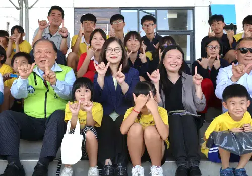 ▲海洋委員會海洋保育署攜手澎湖縣政府舉辦野放海龜行動，海洋委員會主任委員管碧玲、海洋保育署署長陸曉筠、澎湖縣長陳光復等人與會。(圖／海洋保育署提供)