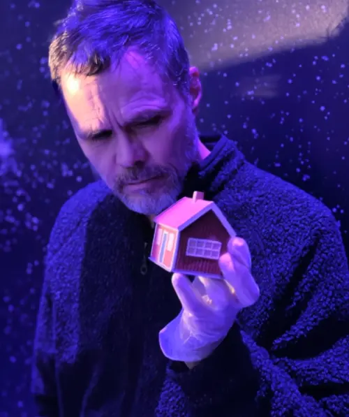 ▲瑞典藝術家甘博格（Mikael Genberg）從1999年開始構思這個計畫月球「紅色小屋」計畫。（圖／IG@the_moonhouse）