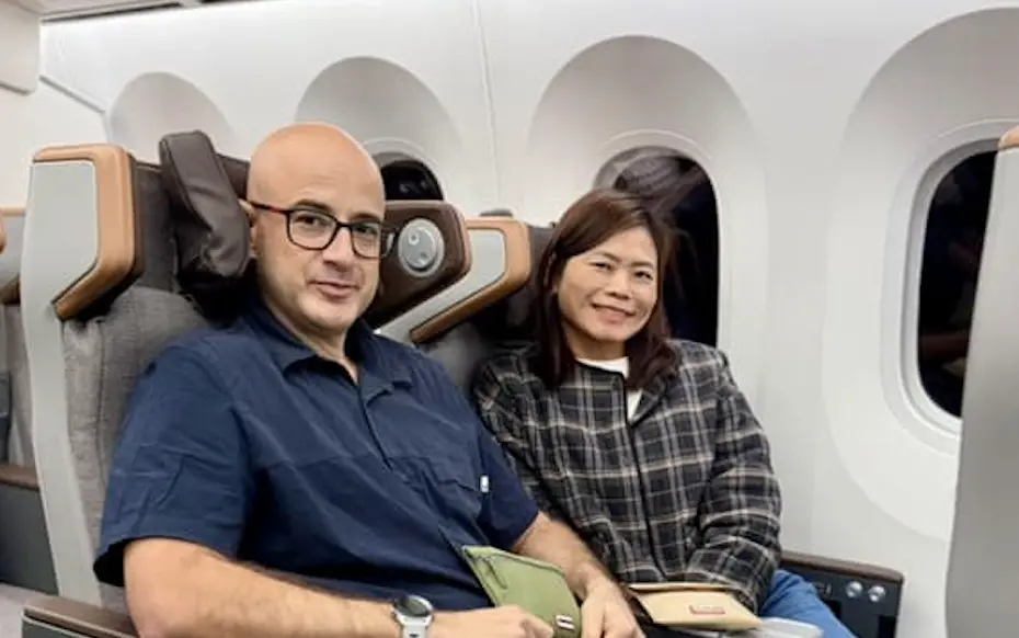 ▲藝人吳鳳（左）妻子Rynne（右）近日透露搭公車時目睹婦人逼走身障者，對方還做出嘲諷手勢大笑，Rynne也分享，女兒一下車就問：「剛剛那個人是不是很壞？」讓她一方面感到意外，一方面也欣慰孩子能分辨對錯。（圖／Rifat & Rynne 的鳳花雪月 臉書）