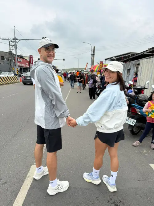 Rynne透露身障女乘客被迫讓位後,婦人竟向旁人做出不敬手勢。(圖/Rifat & Rynne 的鳳花雪月 臉書) ▲Rynne(右)透露身障女乘客被迫讓位後,婦人竟向旁人做出不敬手勢。(圖/Rifat & Rynne 的鳳花雪月 臉書)