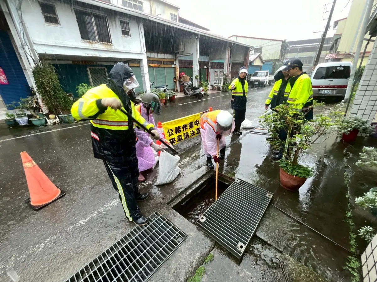 ▲面對中央氣象署發布之豪大雨特報，高雄市環保局立即啟動全市防汛應變整備作業，於6月12日至13日期間，各區清潔隊累計動員1,216人次，兩日清疏長度約72公里。（圖／高市府環保局提供）