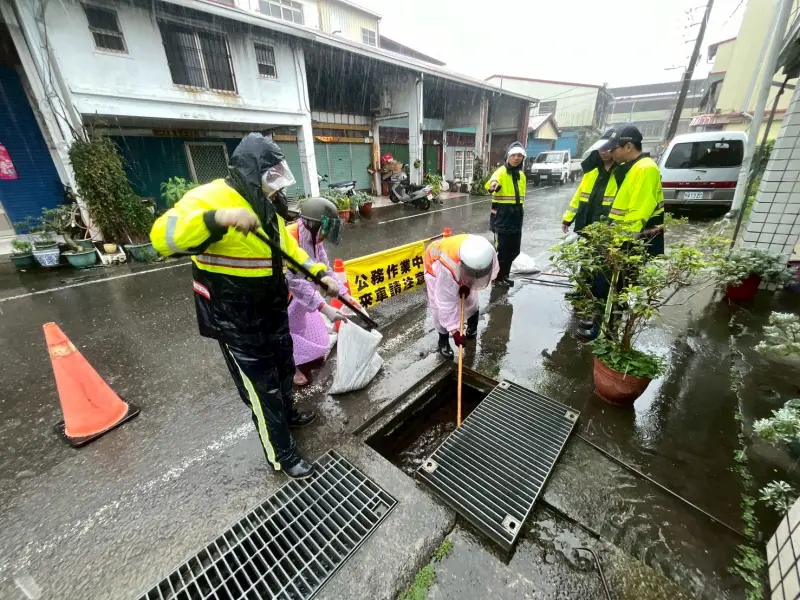 ▲面對中央氣象署發布之豪大雨特報，高雄市環保局立即啟動全市防汛應變整備作業，於6月12日至13日期間，各區清潔隊累計動員1,216人次，兩日清疏長度約72公里。（圖／高市府環保局提供）