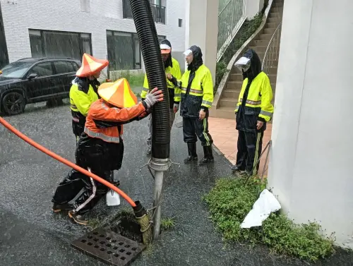 ▲即使在豪大雨情況下，清潔隊仍冒雨針對洩(排)水孔巡檢及清理，全力進行道路側溝及洩水孔清疏，並鎖定各轄內易淹水區域持續加強保持側溝排水暢通。（圖／高市府環保局提供）