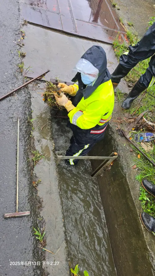 ▲近日發生大樹區道路側溝淤積事件，係因 13日的豪大雨將上游邊坡雜草沖刷至大排，再流到側溝，造成側溝阻塞，清潔隊發現此狀況立即派員到場清疏。（圖／高市府環保局提供）