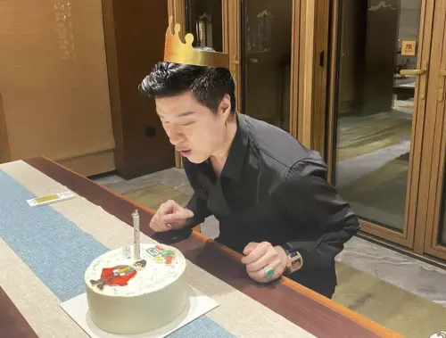 ▲范冰冰曬出爸爸照片，開心祝福爸爸們快樂，引起粉絲熱烈回應。（圖／范冰冰 微博）