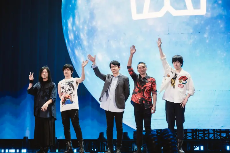 ▲五月天（如圖）《回到那一天》演唱會今（27）日在台北大巨蛋DAY1登場，稍早阿信在台上詢問歌迷「第一次看五月天演唱會的在哪⋯⋯想問1句：你們以前在幹嘛？」大開粉絲玩笑，而接在瑪莎、怪獸之後發言的冠佑，竟對其他成員的語氣頗有微詞，「搞得很像今天最後一場的感覺？」（圖／相信音樂提供）