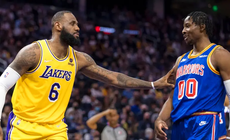 ▲《The Athletic》透過「BORD$（真實價值）」系統，計算出2025年最具價值的25位球員，名列榜首的是洛杉磯湖人LeBron James（左），而勇士前鋒Jonathan Kuminga背後的複雜合約也被揭露，其中Kuminga製造犯規的能力被嚴重低估。（圖／美聯社／達志影像）