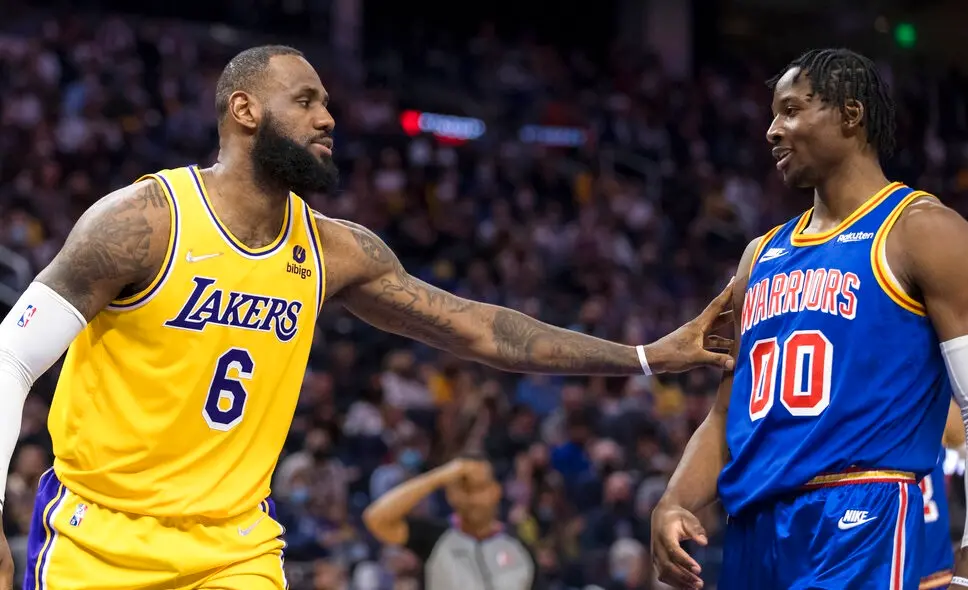 ▲《The Athletic》透過「BORD$（真實價值）」系統，計算出2025年最具價值的25位球員，名列榜首的是洛杉磯湖人LeBron James（左），而勇士前鋒Jonathan Kuminga背後的複雜合約也被揭露，其中Kuminga製造犯規的能力被嚴重低估。（圖／美聯社／達志影像）