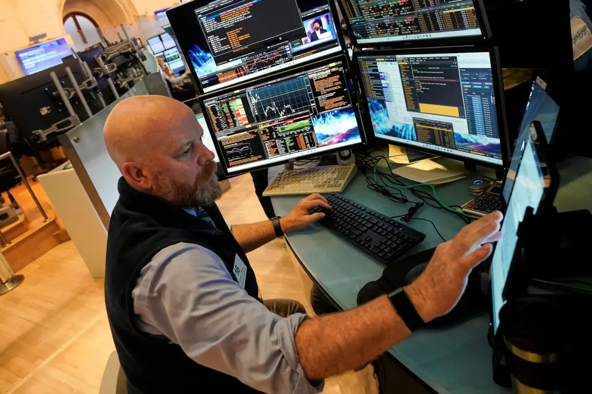 ▲美股1日開盤後各主要指數漲跌互見，截至寫稿時間為止，道瓊工業指數上漲132.19點或0.30％，標普500指數下跌6.29點或0.10％，那斯達克指數下跌64.20點或0.32％。（圖／美聯社／達志影像）