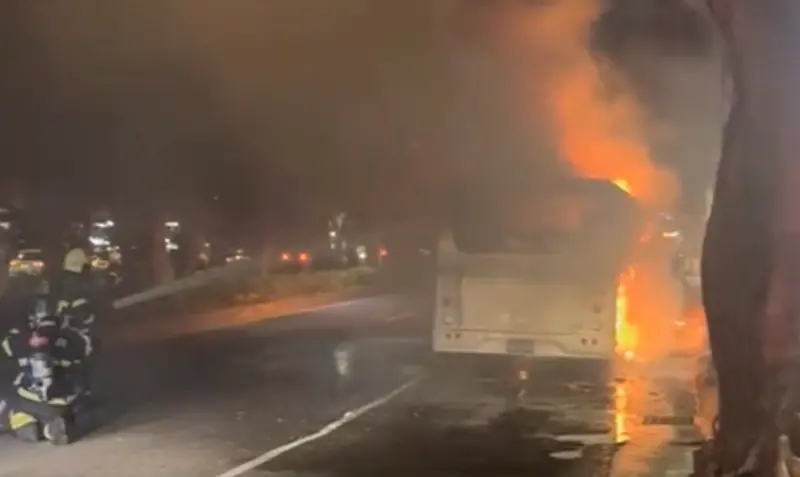 北市電動公車爆炸全面燃燒！7乘客緊急疏散　同款車停駛