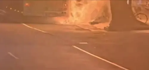 ▲台北市262路電動公車行駛到長庚醫院時突然冒煙失火。（圖／警方提供）