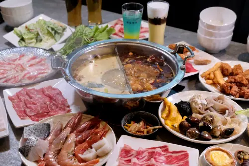 ▲「麻辣鍋吃到飽南霸天」稱號的「饗麻饗辣」，首家北部分店進駐南港LaLaport，推出較高檔的品牌「饗麻饗辣PLUS」，餐價每人最低858元+10%起，將有活蝦、螃蟹、鮮顆、龍膽石斑、握壽司、炸物等吃到飽。（圖／記者葉盛耀攝）