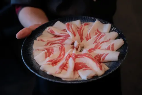 ▲6月19日～6月30日有優惠活動，四人同行就贈送「台灣牛脆脂」肉盤一份。（圖／記者葉盛耀攝）