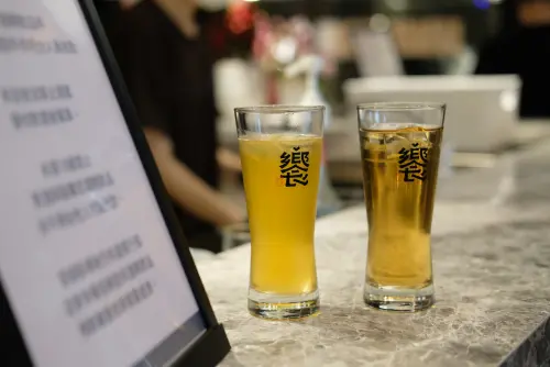 ▲「饗麻饗辣 PLUS LaLaport南港店」獨家推出微醺酒吧檯，與「啤酒肚釀製」合作，推出7款酒精飲料。（圖／記者葉盛耀攝）