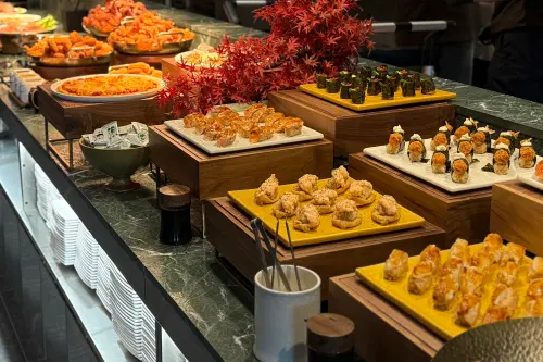 ▲「饗麻饗辣 PLUS LaLaport南港店」的壽司品項是全台最多，高檔的生干貝、甜蝦、鮭魚卵都有。（圖／記者葉盛耀攝）