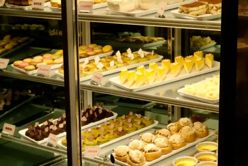 ▲甜點同樣有高達2、30種，必吃的包含馬卡龍、布丁等。（圖／記者葉盛耀攝）