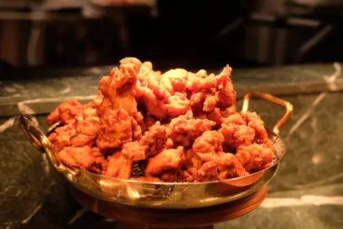 ▲炸物區中的唐揚雞，還有日本進口的炸牡蠣，都吃得到外酥內多汁的美味。（圖／記者葉盛耀攝）