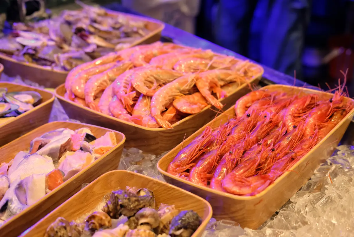 ▲Buffet吃到飽餐廳常見「天使紅蝦」當作高級料理，近日卻有一派網友認為，天使紅蝦吃起來肉質又粉又軟爛，比起草蝦、白蝦口感更差。（圖／記者葉盛耀攝）