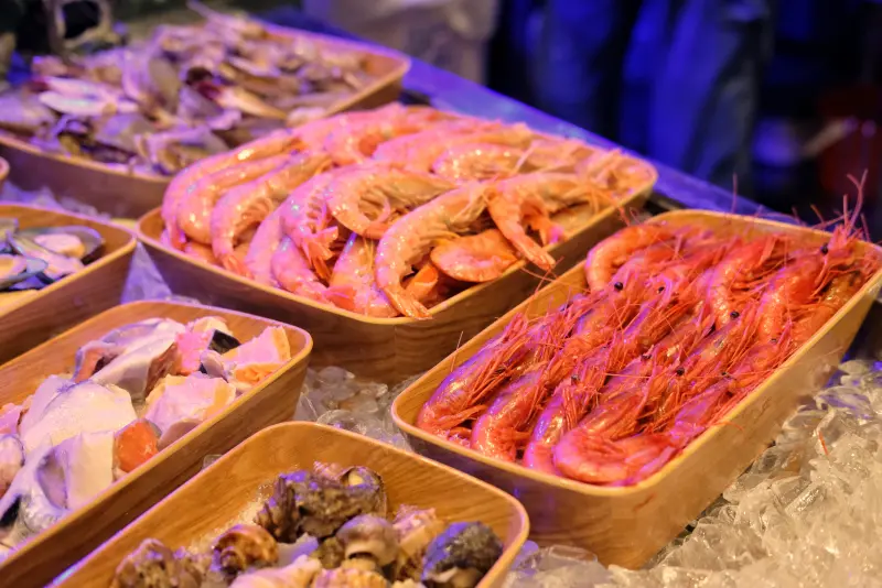 ▲Buffet吃到飽餐廳常見「天使紅蝦」當作高級料理，近日卻有一派網友認為，天使紅蝦吃起來肉質又粉又軟爛，比起草蝦、白蝦口感更差。（圖／記者葉盛耀攝）