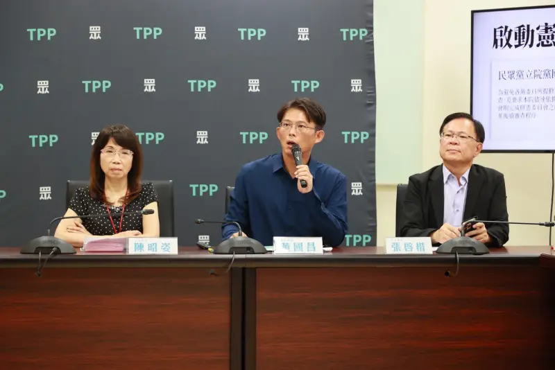 ▲黃國昌（中）質疑苗博雅沒看完他整段質詢，才會以「莫名其妙」的腳尾飯2.0來形容他。（圖／民眾黨團提供，2025.06.17）