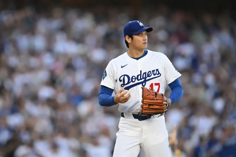 ▲洛杉磯道奇世界巨星大谷翔平今（17）日重返投手丘，首局就狂飆100英哩速球，引發全場球迷驚呼，後方但大谷開局就連挨2支安打痛失第1分，靠著二壘手Tommy Edman、三壘手Max Muncy接連發動美技連抓2個出局數。（圖／美聯社／達志影像）