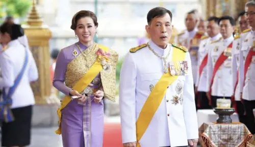 出席生日慶典的王后身穿一襲紫色絲綢華服,外披一件象徵王室最高地位的金絲刺繡披肩。(圖/翻攝自X) ▲出席生日慶典的王后身穿一襲紫色絲綢華服,外披一件象徵王室最高地位的金絲刺繡披肩。(圖/翻攝自X)