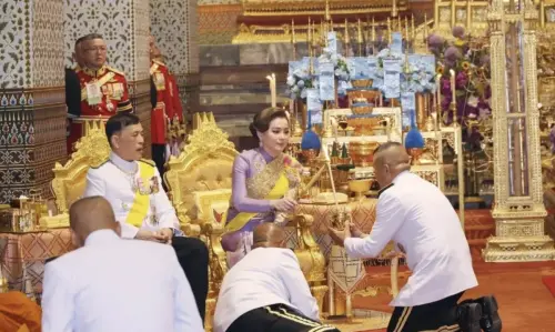 本月素提達迎來47歲生日,當天她接受官員的跪拜禮。(圖/翻攝自X) ▲本月素提達迎來47歲生日,當天她接受官員的跪拜禮。(圖/翻攝自X)