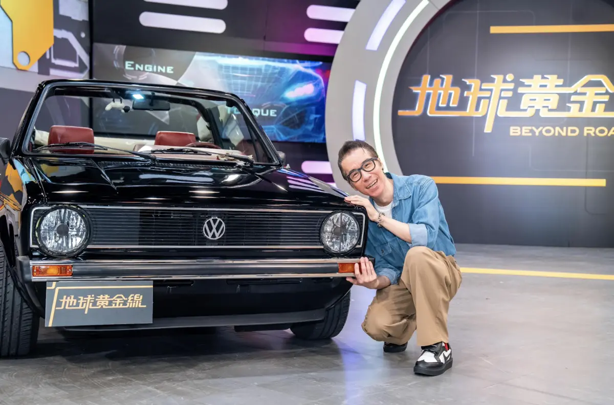 ▲張兆志上《地球黃金線》，分享愛車背後的浪漫故事，原來他耗費兩年，找到理想車款，再送到英國改裝、維修，是為了替心儀的女孩實現夢中的場面 。（圖／TVBS提供）