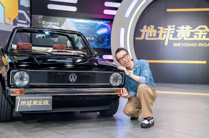 ▲張兆志上《地球黃金線》，分享愛車背後的浪漫故事，原來他耗費兩年，找到理想車款，再送到英國改裝、維修，是為了替心儀的女孩實現夢中的場面 。（圖／TVBS提供）
