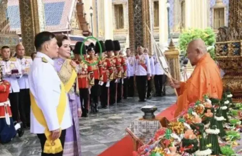 泰王後宮新寵34歲的歐拉弄出現在慶生侍衛隊中引發討論。(圖/翻攝自X) ▲泰王後宮新寵34歲的歐拉弄出現在慶生侍衛隊中引發討論。(圖/翻攝自X)