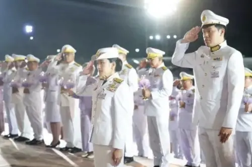 目前最受寵的年輕妾室歐拉弄原本是貴妃的仕女,地位改變後近幾個月曾出席公開活動。本月王后生日她則乖乖回歸侍衛隊。(圖/翻攝自X) ▲目前最受寵的年輕妾室歐拉弄原本是貴妃的仕女,地位改變後近幾個月曾出席公開活動。本月王后生日她則乖乖回歸侍衛隊。(圖/翻攝自X)