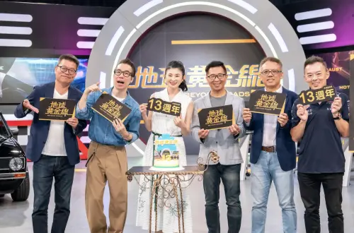 ▲張兆志（左二）上《地球黃金線》，和主持人蘇宗怡（左三）及其他汽車達人們，一起切蛋糕慶祝節目滿13年。（圖／TVBS提供）