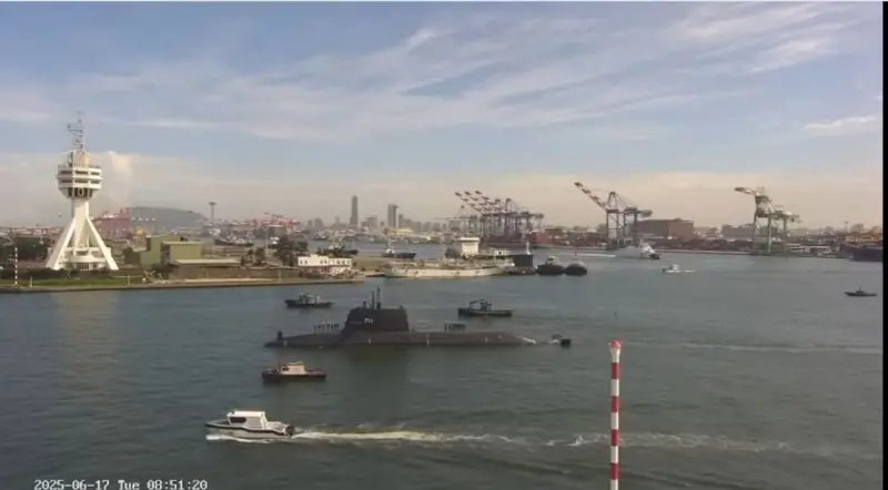 ▲海鯤號潛艦出港進行海試。（圖/翻攝自高雄港第二港口即時影像）