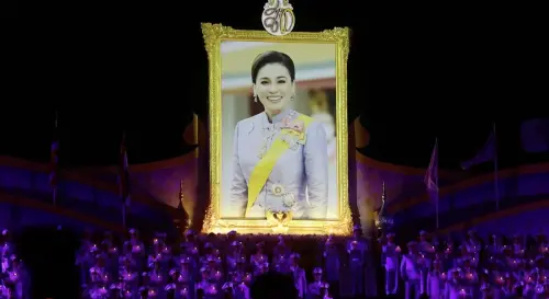 當天在王后素提達的巨大照片前,民眾手持紫色的花燭祈福。(圖/美聯社/達志影像) ▲當天在王后素提達的巨大照片前,民眾手持紫色的花燭祈福。(圖/美聯社/達志影像)