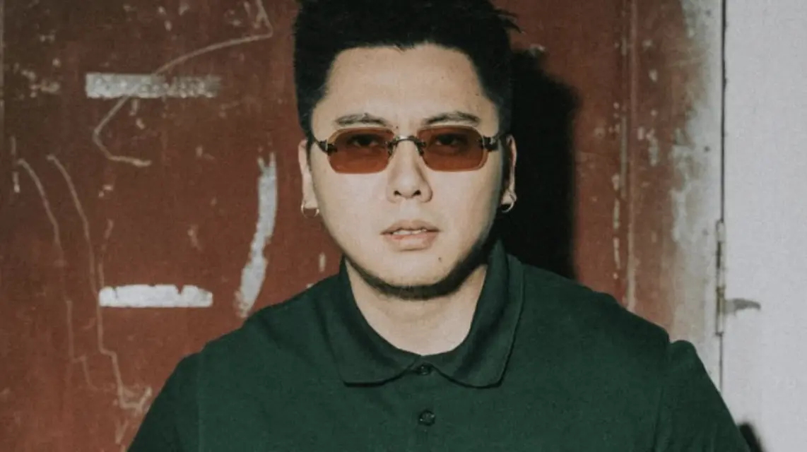 ▲〈大展鴻圖〉一曲的洗腦旋律及魔性歌詞掀起熱潮，《NOWnews今日新聞》整理出〈大展鴻圖〉的原唱「攬佬」背景介紹，以及該曲4個爆紅關鍵原因，帶您一塊來了解！（圖／翻攝自攬佬SKAI ISYOURGOD IG）