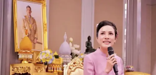 貴妃則遠在德國陪王子出席慕尼黑法會,評論家認為現年40歲的貴妃詩妮娜近況略顯憔悴。(圖/翻攝自X) ▲貴妃則遠在德國陪王子出席慕尼黑法會,評論家認為現年40歲的貴妃詩妮娜近況略顯憔悴。(圖/翻攝自X)