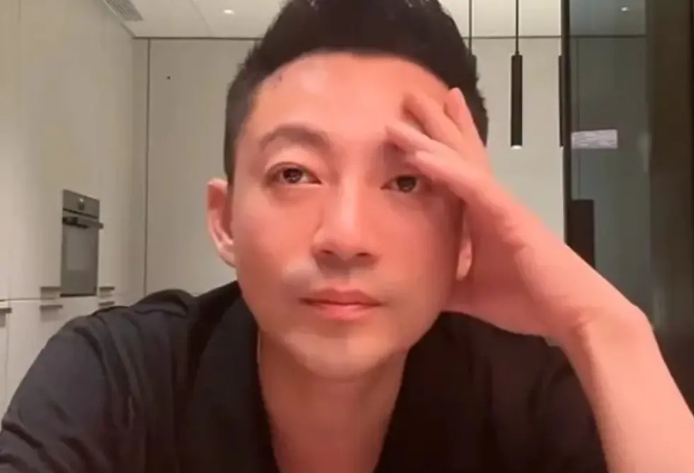 ▲大S兒女目前跟著前夫汪小菲（如圖）一起生活，兒子箖箖較為叛逆，日前在直播時砸汪小菲娃娃，之前試吃麻六記還嫌棄有「屎味」，讓汪小菲無奈。（圖／翻攝自微博）