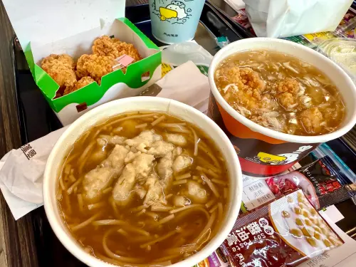 丹丹漢堡橋頭店全台最多讚!印度人盜帳爆紅:Google評論也遭洗版 ▲吃丹丹漢堡配炸雞及赤肉麵線焿,是南部限定獨特吃法。(圖/記者蕭涵云攝)