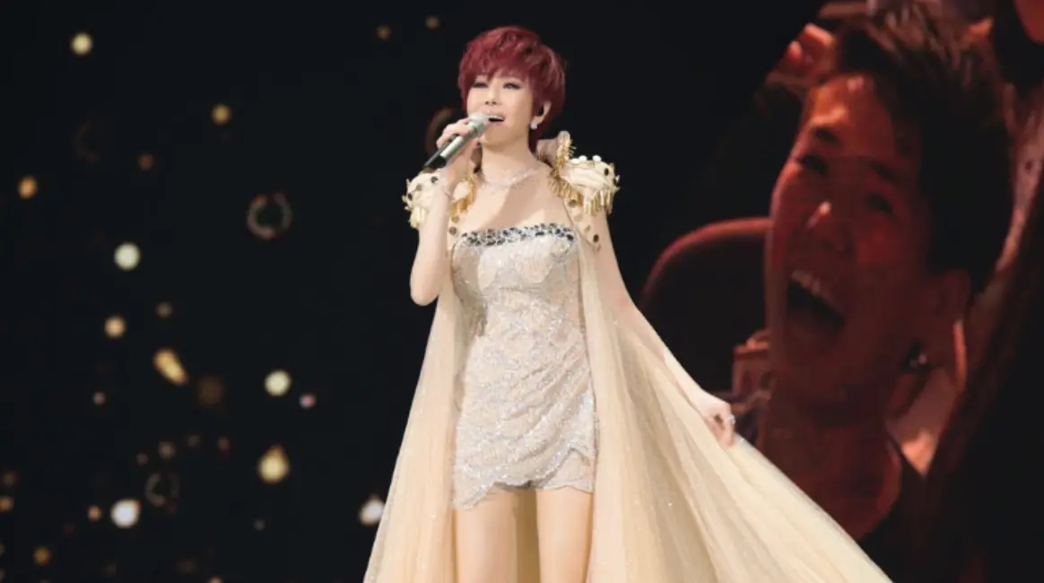 ▲江蕙（如圖）今（17）日上午11時開賣8月13、20、27日於台北小巨蛋加演場門票，3.3萬多張門票一開售即秒殺，江蕙喜悅地感激歌迷支持，而主辦單位寬宏藝術也回應《NOWnews今日新聞》：「下午2點售票系統將進行票券整理，請沒搶到票的觀眾，隨時注意寬宏售票系統。」（圖／寬宏提供）