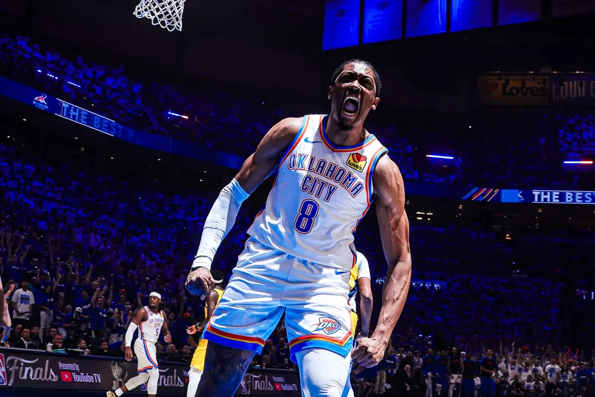 ▲J-Dub與Holmgren即將面臨續約談判，根據《ESPN》記者Bobby Marks分析，兩人有資格簽下長達5年、總價約2.47億美元（約合新台幣73億元）的頂薪續約合約，若能觸發特定條件，合約總額將有機會上看2.96億美元（約合新台幣87.5億元）。（圖／取自奧克拉荷馬雷霆）